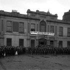 ‘No servimos ni al Rey ni al Káiser, pero sí a Irlanda’, decía la pancarta que los partidarios de la independencia colocaron en el Liberty Hall (arriba) durante la Primera Guerra Mundial. Izquierda, edificio actual. NATIONAL LIBRARY.