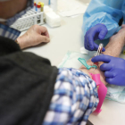 Un sanitario realiza un test a un paciente en un centro de salud. FERNANDO OTERO