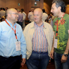 Manuel Rodríguez, a la izquierda, conversa con Pedro Aller y el líder nacional, en el centro.