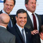 Pedro Sanchez bromea con los primeros ministros  eslovaco,  belga, holandés,  luxemburgués, sueco y letón mientras posan en la foto de familia del Consejo Europeo, este viernes en Bruselas.