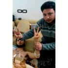 Un activista visita a un herido en la ciudad de Homs.