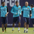 Alves, Neymar y Adriano, en el entrenamiento de ayer.
