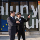 Carles Puigdemont junto al representante permanente ante la UE, Amadeu Altafaj. JORDI BEDMAR