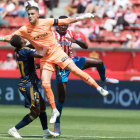 Yuri y Adri Castellano celebran uno de los goles ayer en El Molinón en la despedida de la Deportiva de la división de plata. Ambos marcaron ayer. AURELIO FLÓREZ