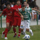 Borja intenta escaparse de un defensor. El delantero no logró ayer acertar ante el marco rival.