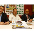 Responsables del León Club y patrocinadores ayer en El Corte Inglés durante la presentación.