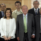 El Rey, junto a la ministra de Empleo, Fátima Báñez, con miembros de la Comisión Permanente del Consejo Económico y Social (CES), con los que se ha reunido este jueves, 4 de julio.