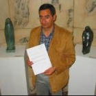 Pérez Villar muestra el escrito en el que solicita su inclusión en el grupo municipal socialista