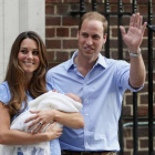 Guillermo y Catalina, con el príncipe Jorge recién nacido en brazos, el 23 de julio del 2013, a la salida del hospital, en Londres