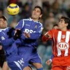 Ibagaza intenta hacerse con el balón ante la oposición de los jugadores del Getafe, Güiza y Paunovic