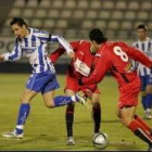 Asier Salcedo trata de irse de dos contrarios durante el choque de ayer