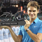 Federer muestra el trofeo de campeón en París-Bercy.
