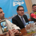 Canedo, entre sus compañeros del PP, Bello y González.