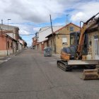 Inicio ayer de las obras en la calle Ernesto Méndez Luengo. A. R.