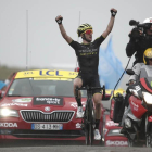 El ciclista del Mitchelton, Simon Yates, celebra su victoria en la 15.ª etapa del Tour de Francia, segunda de las que se apunta el ciclista británico en la edición de este año.