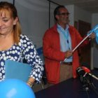 Isabel Carrasco celebró la victoria junto a Cecilio Vallejo.