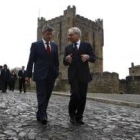 Francisco Fernández y António Jorge Nunes pasean por la zona del castillo de Bragança