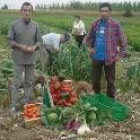 Gabriel Alegre, a la derecha, muestra en su finca de Matalobos parte de su producción