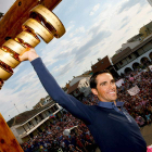 Contador dedica el trofeo de campeón a sus vecinos desde la Casa Consistorial de Pinto.