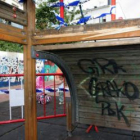 Parte del suelo de esta estructura se ha roto y a la vista quedan algunas astillas.