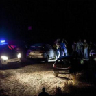 Coches de Policia y los familiares de las víctimas se acercan al lugar de los hechos
