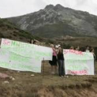 Algunos vecinos con pancartas de protesta el día de la inauguración del pantano