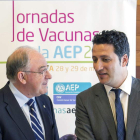 El presidente de la AEP, Serafín Málaga, conversa con el doctor David Moreno.