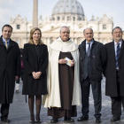 La delegación antes de entrar a la audiencia con el papa.
