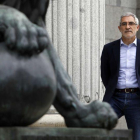 Gaspar Llamazares en la puerta de los Leones del Congreso.