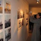 Una mujer hace fotos en la zona dedicada a la visita de Franco en 1962