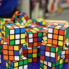 Cubos de Rubik en una tienda de Suffolk (Reino Unido).