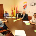 Courel, Alonso y los médicos de pueblo Astorgano y Marqués (derecha), ayer en el Consejo. L. DE LA MATA
