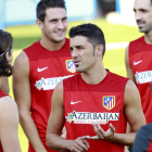 David Villa parece explicar a sus nuevos compañeros la clave para ganar al Barcelona.