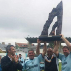La Asociación de Veteranos de la Hullera levanta el trofeo