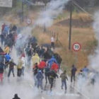 Los mineros de Laciana corren por la carretera de Villablino en La Magdalena.