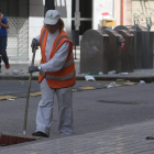 Imagen de archivo de una trabajadora del servicio de la limpieza urbana de Ponferrada. L. DE LA MATA