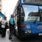 Uno de los autobuses de la empresa Alsa que circula por los distintos núcleos urbanos del municipio