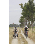 Dos peregrinos recorren en bicicleta el Camino de Santiago a su paso por tierras leonesas