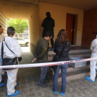 La unidad científica de los Mossos llega al domicilio en el que se ha producido el doble homicidio.