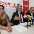 Miguel Martínez y Antonio Canedo, ayer en Ponferrada con la secretaria de Organización del partido