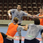 Carlos Ruesga pasa el balón durante un entrenamiento del Reale Ademar.