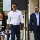 Pedro Sánchez, acompañado de Adriana Lastra y José Luis Ábalos, a su llegada este miércoles a la sede del PSOE.