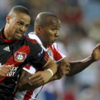 Pablo Assunsao, a la derecha, pelea con Sidney Sam.