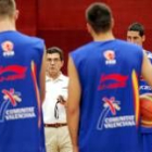 El técnico en uno de los últimos entrenamientos con la selección antes de partir a Belgrado