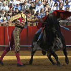 El diestro Juan José Padilla con su primero durante la corrida de toros de la Feria de Abril.