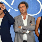 Jude Law, Paolo Sorrentino y Cecile de France, en la presentación de 'The young Pope' en Venecia.