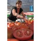Un tomate partido muestra la calidad del producto.