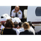 Ruben van Assouw es introducido en el avión que hoy le ha trasladado a Holanda desde Trípoli.