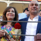 Ana Rosa Quintana y su marido, Juan Muñoz, en los toros. MANUEL H. DE LEÓN