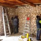 Alumnos de los talleres de empleo trabajan en el interior de la Casa Villarejo. CEBRONES